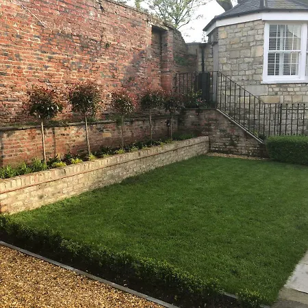 3 Summer House News * York