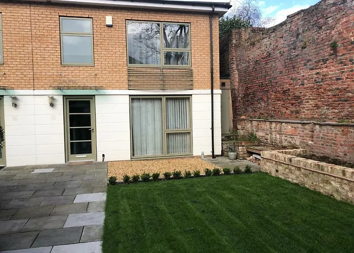 3 Summer House News *