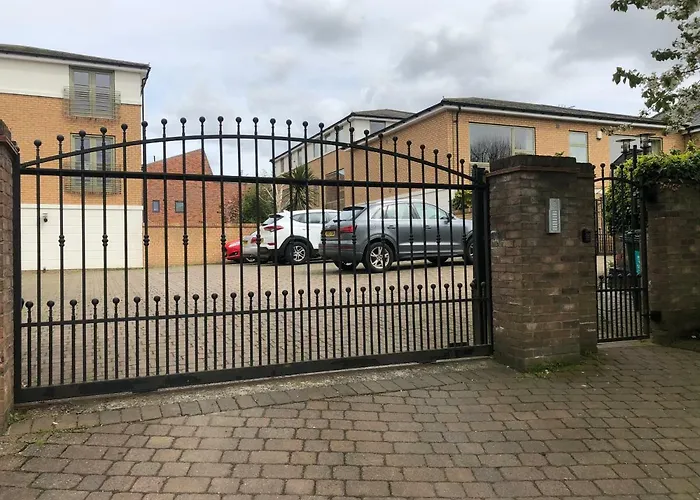 3 Summer House News *